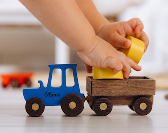 Speelgoedtractor met naam, gepersonaliseerde cadeaus voor kinderen, speelgoed voor peuters, houten speelgoeddieren, sensorisch speelgoed, cadeau voor een babyjongen, verjaardagscadeau voor een 2-jarige
