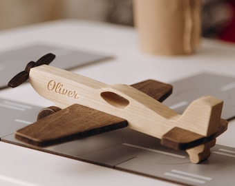 Holzspielzeug Flugzeug mit Namen. Rollenspiel Kleinkinder. Spielzeug Flughafen. Spielzeug für Jungen 3+ Jahre Alt. Weihnachtsgeschenke für Kinder. Sensorische Aktivität Spielzeug.