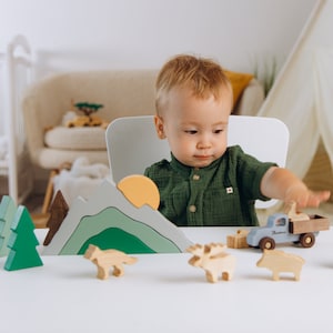 Klocki Woodland Building Blocks z zabawkową ciężarówką. Prezent dla chłopca z personalizacją. Zabawki sensoryczne dla maluchów. Prezenty pamiątkowe dla dzieci. Prezent na chrzest dla chłopca.
