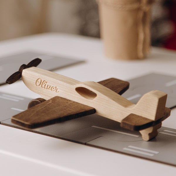 Avion jouet en bois avec nom. Jeu de simulation pour les tout-petits. L'aéroport du jouet. Jouets pour garçons de 3 ans et plus. Cadeaux de Noël pour les enfants. Jouets sensoriels.