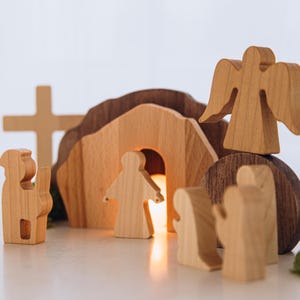 Decorazione pasquale a forma di tomba vuota. Presepe in legno. È risorto. Decorazione pasquale fatta a mano. Presepe cristiano. Regali di Pasqua.