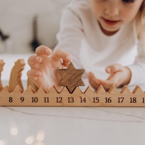 Calendario de Adviento navideño personalizado, calendario de cuenta regresiva de madera con estrella de recuerdo, juguetes hechos a mano, belén, tarjetas de actividades de Adviento