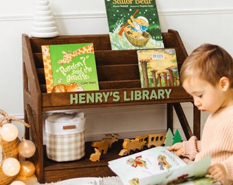 Estantería personalizada para niño pequeño, expositor de libros de madera, estantería infantil, estantería Montessori, decoración para guardería, biblioteca infantil de Henry.