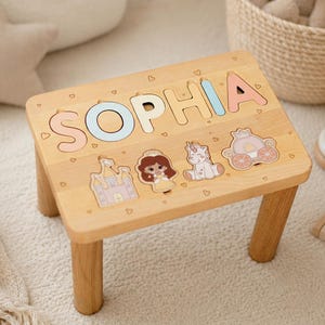 Sgabello in legno con puzzle personalizzato con nome, mobile per bambini, design a tema fiabesco, regalo per bambina di 2 anni
