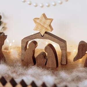 Adventskalender met ster. Kerststal. Aftellen tot Kerstmis. Kerstcadeaus. Feestelijke decoratie. Houten ornamenten. afbeelding 16