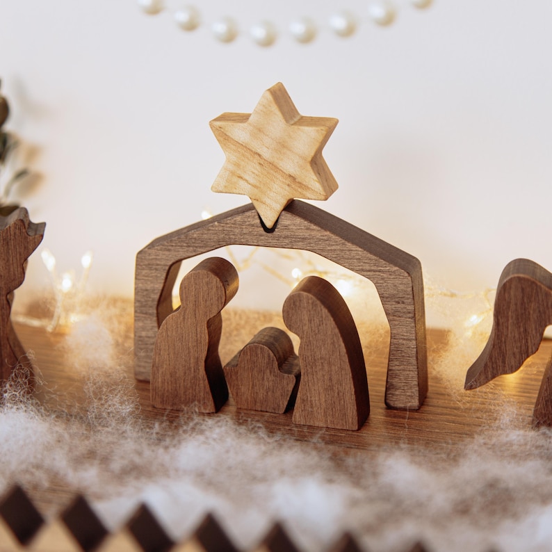 Adventskalender met ster. Kerststal. Aftellen tot Kerstmis. Kerstcadeaus. Feestelijke decoratie. Houten ornamenten. afbeelding 16