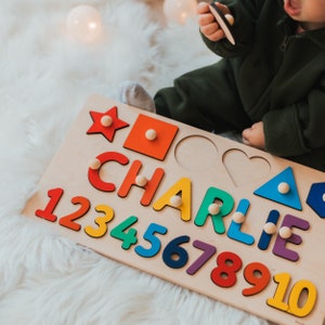 Tableau de calcul Montessori personnalisé, nom de bébé casse-tête, cadeau d'anniversaire unique pour garçon et fille, première Pâques pour tout-petit, formes et chiffres en bois image 2