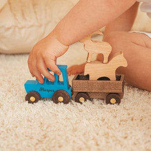 Tractor de juguetes con nombre, regalos personalizados para niños, juguetes para niños pequeños, animales de juguete de madera, juguetes sensoriales, regalo de niño bebé, regalo de cumpleaños de 2 años imagen 3