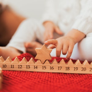 Calendario dell'Avvento con stella. Presepe. Conto alla rovescia per Natale. Regali di Natale. Decorazioni per le feste. Ornamenti in legno. Schede attività dell'Avvento