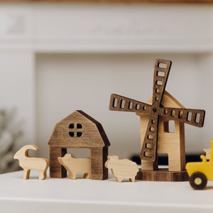 Spielzeug Traktor. Kleinkind-Rollenspiel. 2 Jahre alter Junge Geschenk personalisiert. Holz Bauernhof. Handmade Kinderspielzeug. Erstes Ostergeschenk. Bild 2