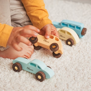 Colecciona coches de madera con nombre, juguetes sensoriales para niños pequeños, regalo de cumpleaños para bebés, camión de madera de juguete, regalo personalizado para niños, primera Navidad, juguete personalizado imagen 4