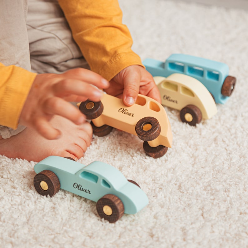 Colecciona coches de madera con nombre, juguetes sensoriales para niños pequeños, regalo de cumpleaños para bebés, camión de madera de juguete, regalo personalizado para niños, primera Navidad, juguete personalizado imagen 4