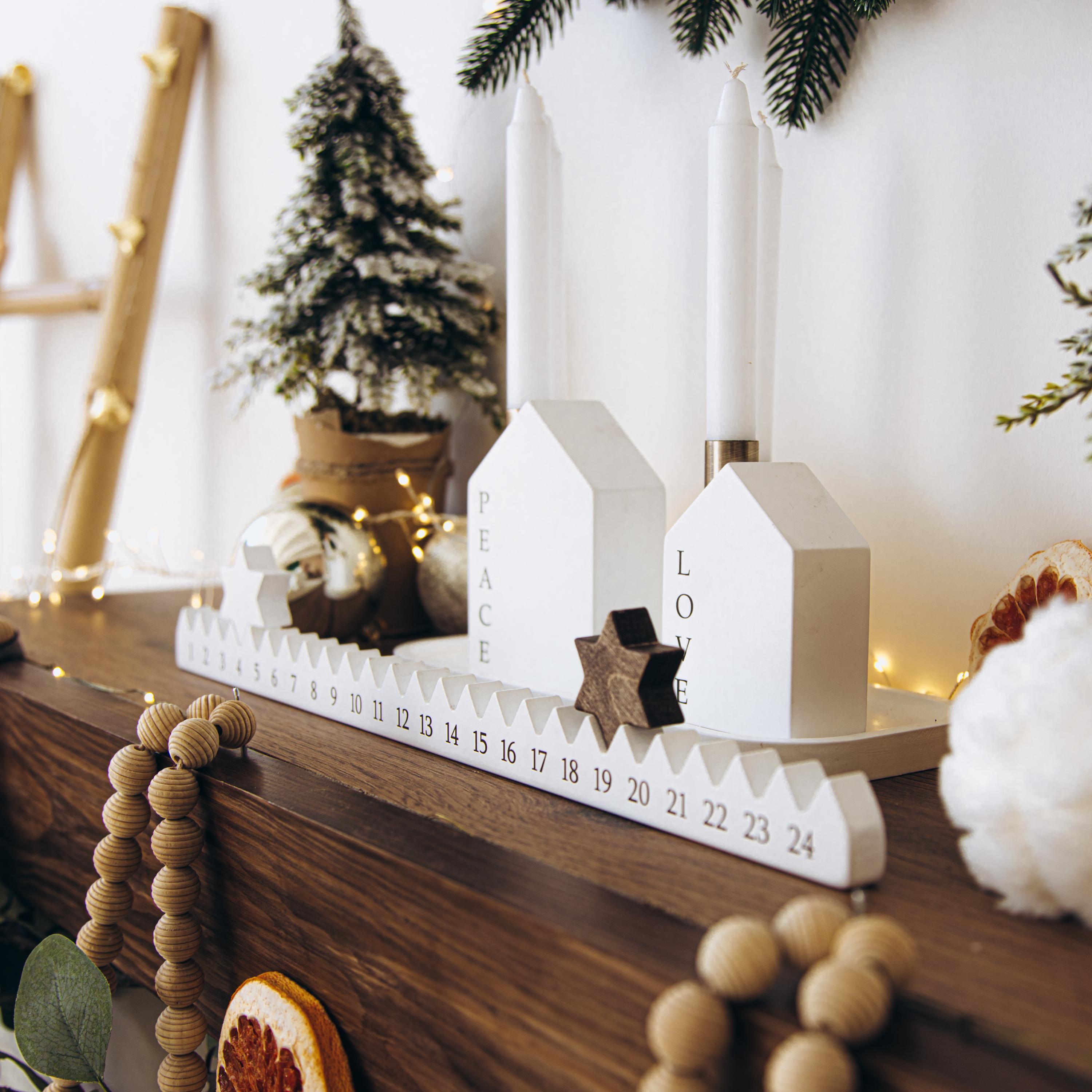 4つのアドベントウィーク、希望、喜び、平和、愛のキャンドルホルダー