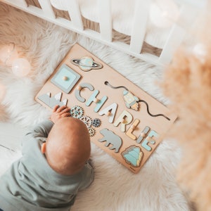 Houten bezig bord Gepersonaliseerde naampuzzel Cadeau voor babymeisje Kinderkamerdecoratie Eerste kerstcadeau Houten speelgoed 1e verjaardagscadeau afbeelding 3