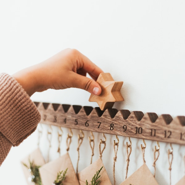 Adventskalender aus Holz für Kinder Erwachsene rustikale Feiertagsdekor Weihnachtsdekor-Hausdekoration 2023 Krippen-Szenen-Set Adventsaktivitäts-Geschenke