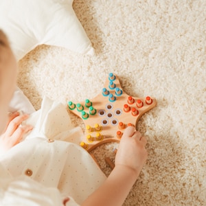 Houten Egel Montessorispeelgoed voor peuters 3 jaar oud cadeau Uniek verjaardagscadeau voor jongen en meisje Handgemaakt stim speelgoed Kerstcadeau afbeelding 4