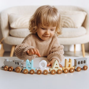 Bauen Sie Ihren eigenen Zug. Personalisierte Züge für Kinder. Holzspielzeug für Kleinkinder. Waggon Buchstabenzug mit Magneten. Motor und Caboose enthalten. Bild 4