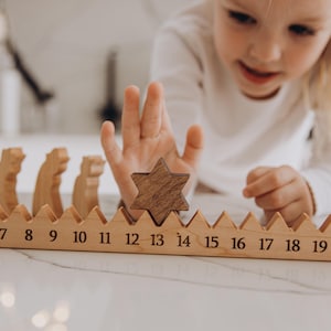 Adventskalender met ster. Kerststal. Aftellen tot Kerstmis. Kerstcadeaus. Feestelijke decoratie. Houten ornamenten. afbeelding 12