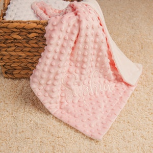 Manta para niña recién nacida, regalo de bautismo personalizado, manta minky personalizada con nombre, manta de bordado, mantas para envolver, regalo de baby shower imagen 2