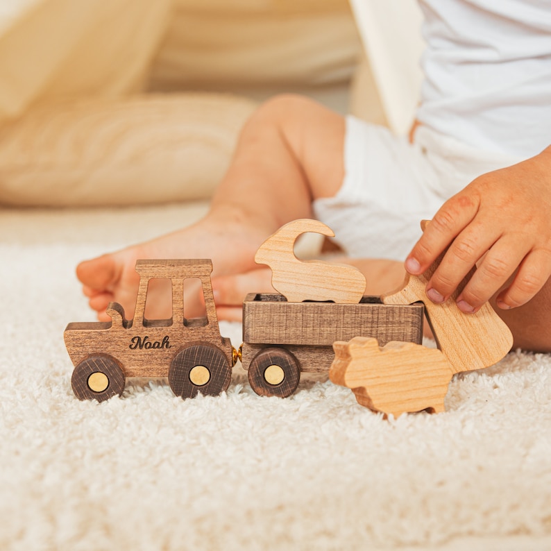 Tractor de juguetes con nombre, regalos personalizados para niños, juguetes para niños pequeños, animales de juguete de madera, juguetes sensoriales, regalo de niño bebé, regalo de cumpleaños de 2 años imagen 8