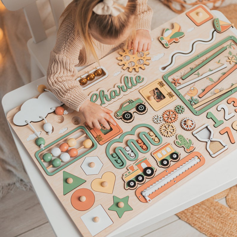 Woodland Busy Board, Custom Board 1 2 3 jaar oud, Baby Boy Gift, Gepersonaliseerde Montessori Board, Houten Peuterspeelgoed, Kerstcadeau voor kinderen afbeelding 8