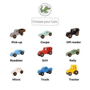 Puede incluir: Una colecci&oacute;n de nueve veh&iacute;culos de juguete de madera con el texto Choose your Cars, que incluye una camioneta gris, un cup&eacute; verde claro, un todoterreno negro, un descapotable azul, un SUV rojo, un coche de rally verde salvia, un microcoche blanco, un cami&oacute;n azul y un tractor amarillo.