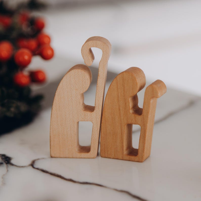 Adventskalender met ster. Kerststal. Aftellen tot Kerstmis. Kerstcadeaus. Feestelijke decoratie. Houten ornamenten. afbeelding 17