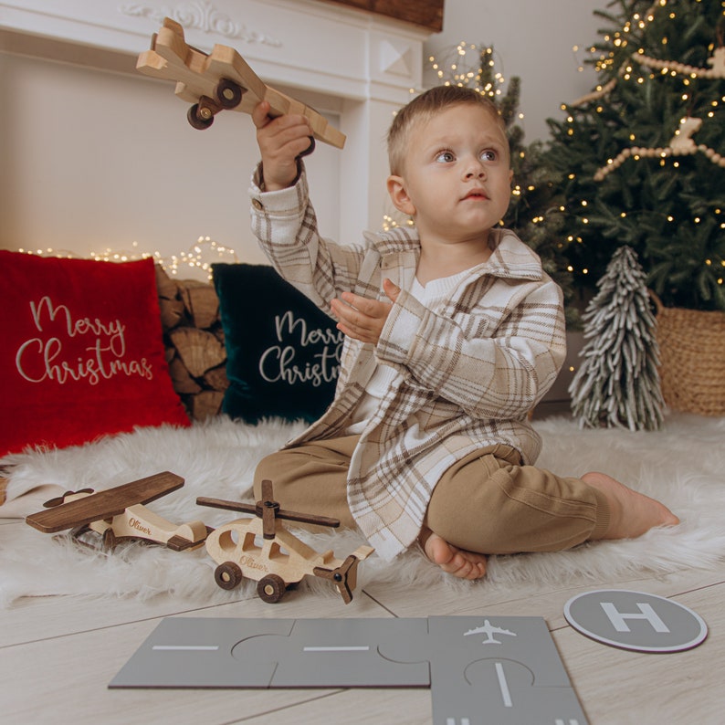 Aereo Giocattolo In Legno Con Nome. Fai finta di giocare ai più piccoli. Aeroporto giocattolo. Giocattoli per ragazzi dai 3 anni in su. Regali di Natale per bambini. Giocattoli per attività sensoriali. immagine 2