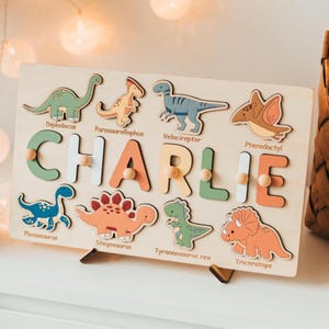 Puzzle con nome e dinosauri. Regalo per il battesimo di un bambino. Regalo per gli amanti dei dinosauri (1, 2, 3 anni). Decorazioni per la cameretta dei bambini con i dinosauri. Tavola Montessori in legno per bambini.