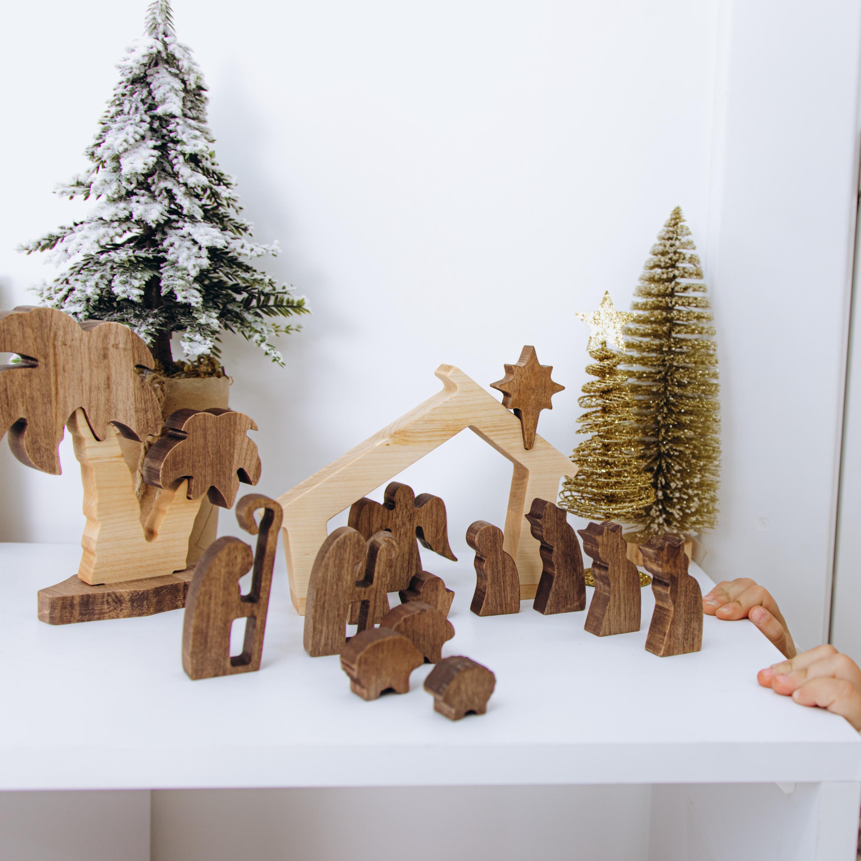 Presepe in Legno con Albero di Natale | MONDO CATTOLICO