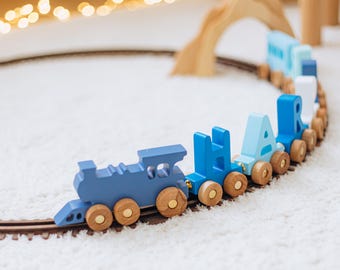Houten speelgoedtrein met naam Aangepaste treinwagons Verjaardagscadeau jongen 1 2 3 jaar oude gepersonaliseerde trein met naam Decor kinderkamer