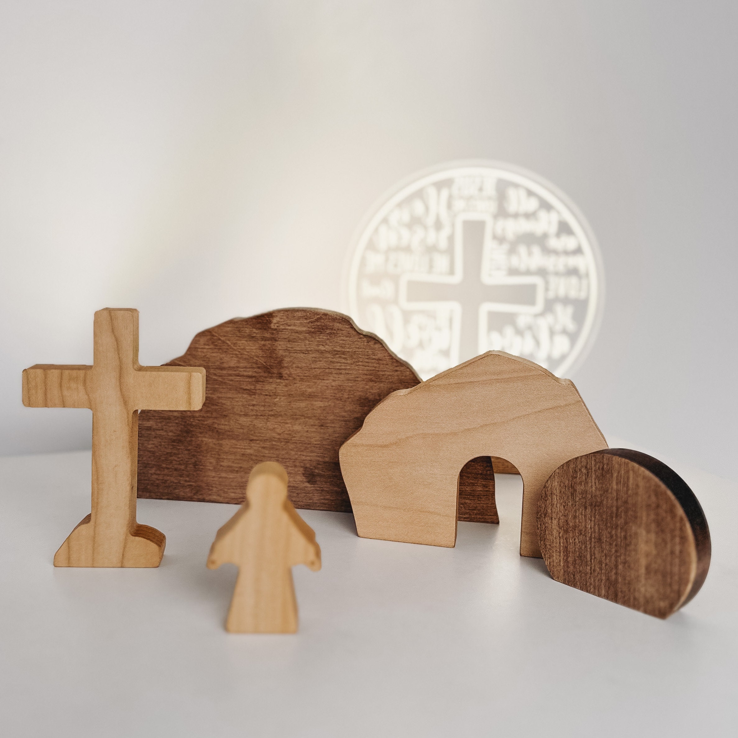 Osterdekoration, Auferstehungsszene, christliches Dekor, handgemachtes Osterandenken, Heimgeschenk, religiöse Ostergeschenke für die Familie, leeres Grab, Massivholz