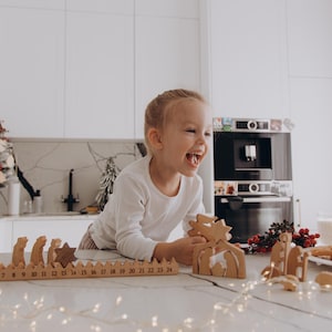 Adventskalender met ster. Kerststal. Aftellen tot Kerstmis. Kerstcadeaus. Feestelijke decoratie. Houten ornamenten. afbeelding 13