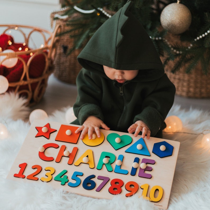 Tableau de calcul Montessori personnalisé, nom de bébé casse-tête, cadeau d'anniversaire unique pour garçon et fille, première Pâques pour tout-petit, formes et chiffres en bois image 1