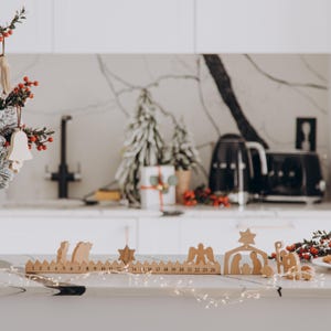 Adventskalender met ster. Kerststal. Aftellen tot Kerstmis. Kerstcadeaus. Feestelijke decoratie. Houten ornamenten. afbeelding 14