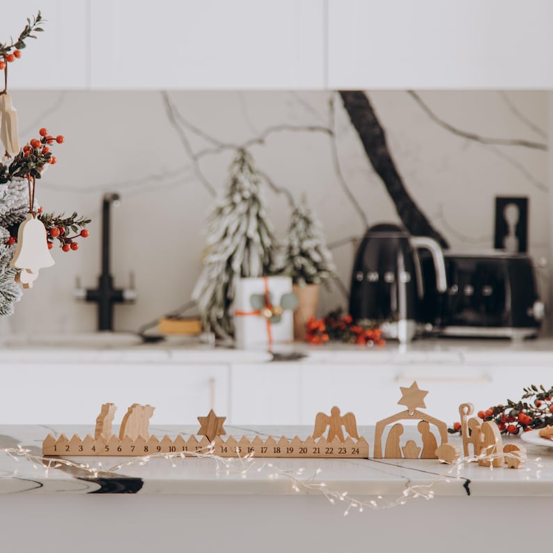 Adventskalender met ster. Kerststal. Aftellen tot Kerstmis. Kerstcadeaus. Feestelijke decoratie. Houten ornamenten. afbeelding 14