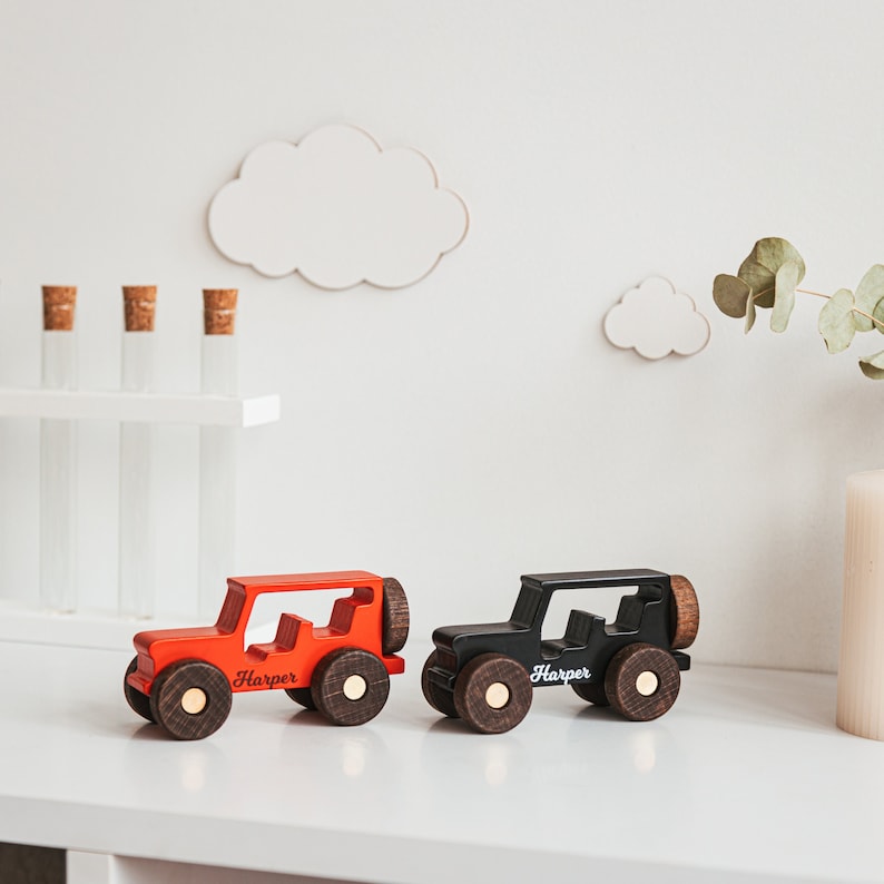 Baby Boy Gift Gepersonaliseerd, Houten Auto's Speelgoed, Aangepaste huidige aandenken, Verjaardagscadeau voor peuters, Auto's met namen voor kinderen, Eerste Kerstmis afbeelding 2