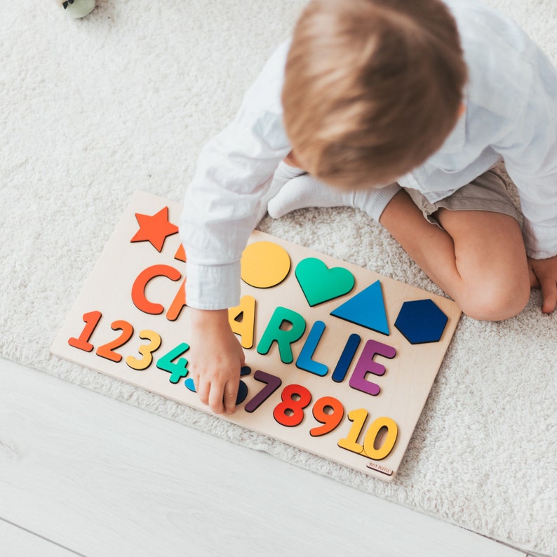 Tableau de calcul Montessori personnalisé, nom de bébé casse-tête, cadeau d'anniversaire unique pour garçon et fille, première Pâques pour tout-petit, formes et chiffres en bois image 6