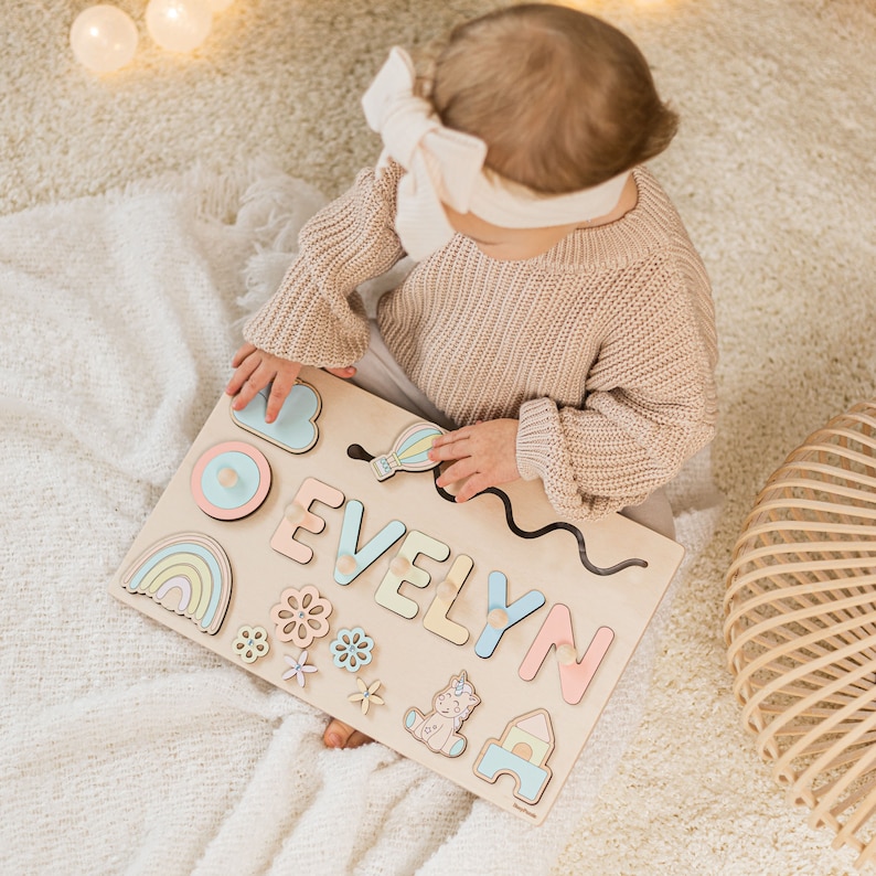 Houten bezig bord Gepersonaliseerde naampuzzel Cadeau voor babymeisje Kinderkamerdecoratie Eerste kerstcadeau Houten speelgoed 1e verjaardagscadeau afbeelding 2