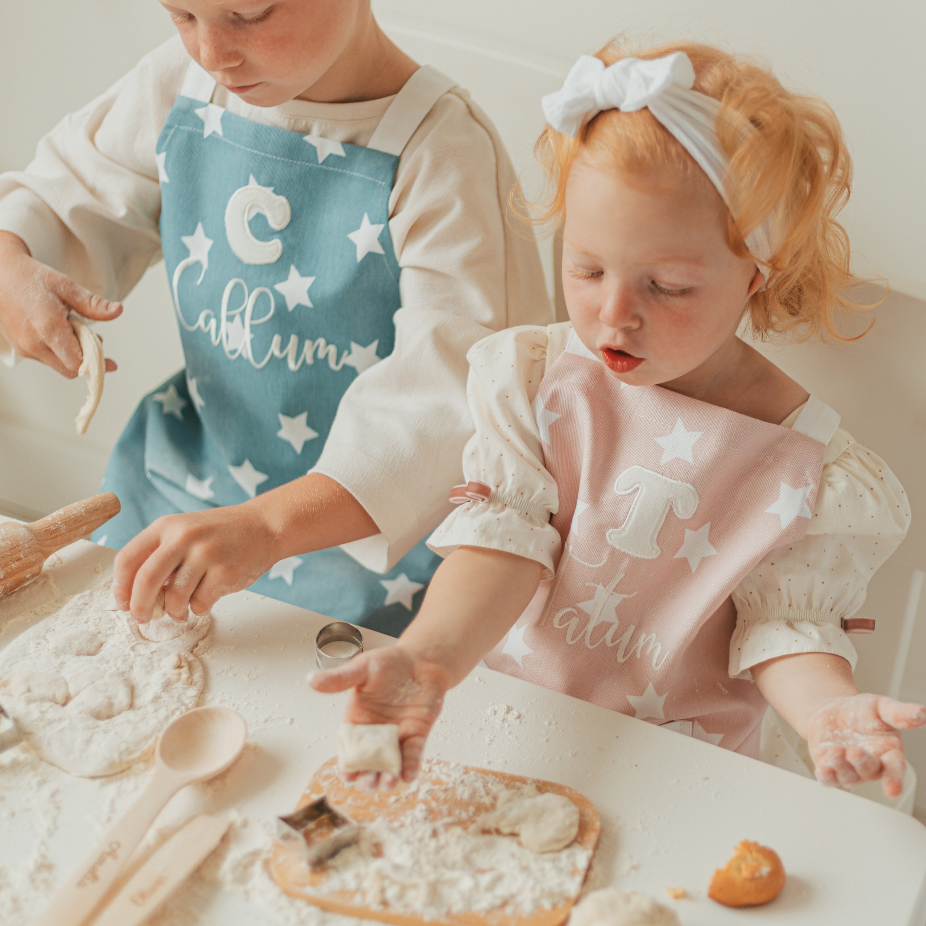 Toddler Apron Kids and Baby Clothing 2 Year Old Gift Personalized Apron With Name Embroidery Childs Christmas Gifts Busy Puzzle Apron