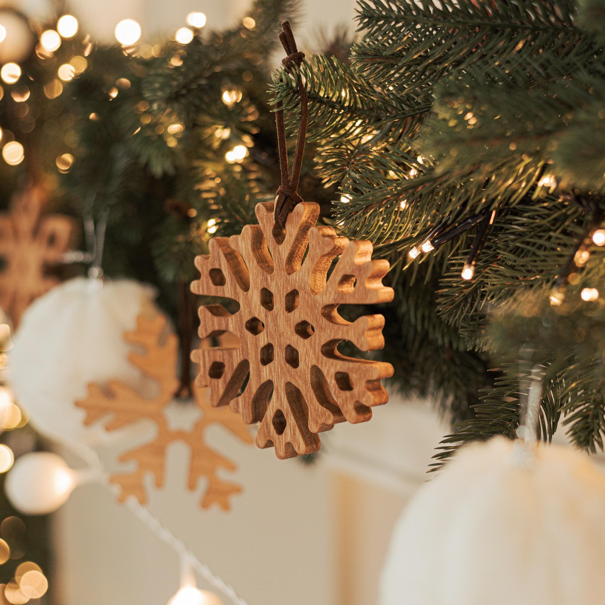 60 Fiocchi Di Neve Decorativi Per Albero Di Natale - Plastica, 3 Misure Diverse, Con Filo Trasparente Incluso - Foto 10