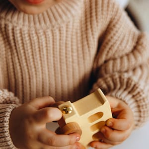 Bauen Sie Ihren eigenen Zug. Personalisierte Züge für Kinder. Holzspielzeug für Kleinkinder. Waggon Buchstabenzug mit Magneten. Motor und Caboose enthalten. Bild 8