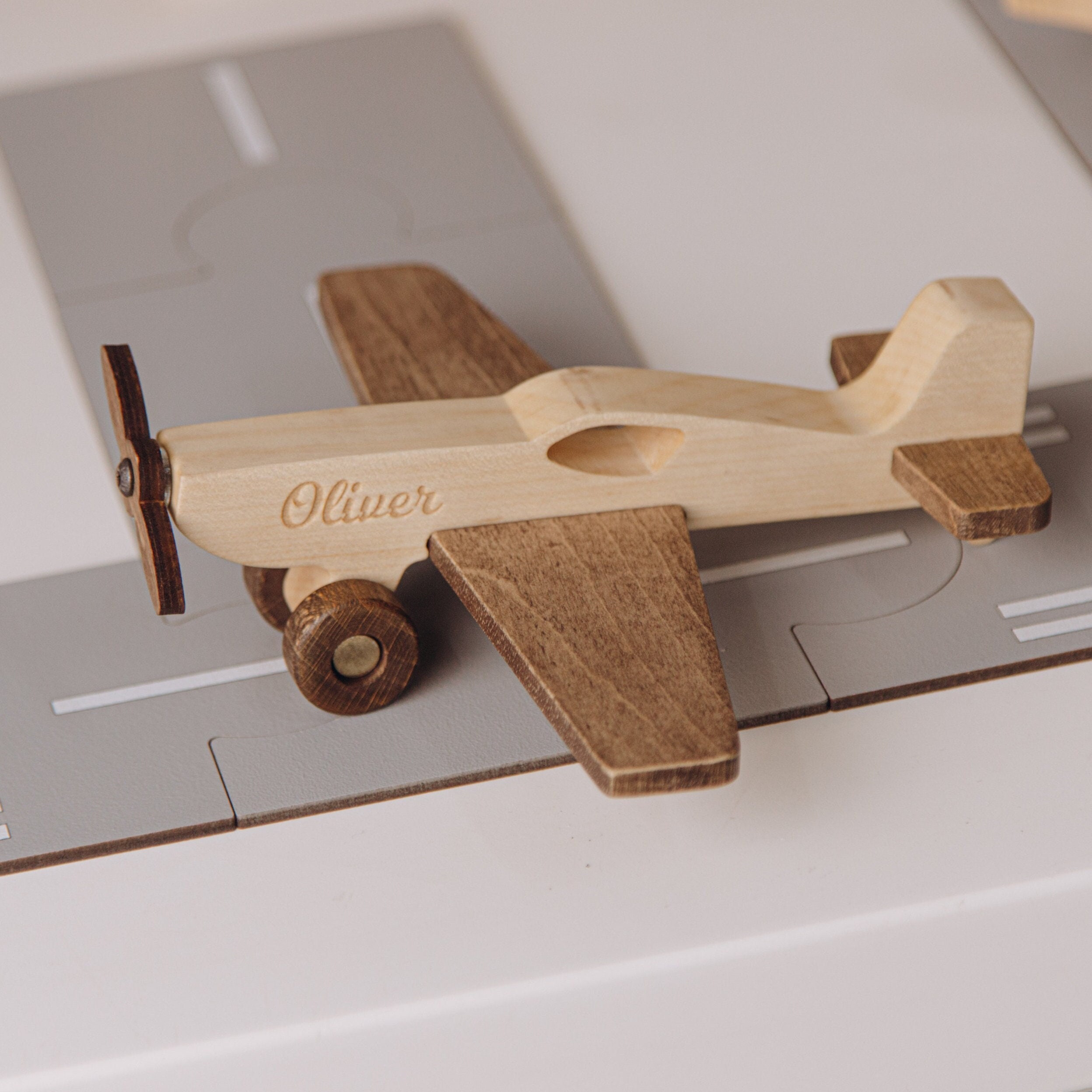 名入れ可能な木製飛行機。幼児向け木製玩具。男の子へのクリスマス