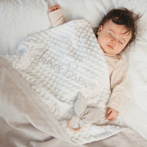 Manta para niña recién nacida, regalo de bautismo personalizado, manta minky personalizada con nombre, manta de bordado, mantas para envolver, regalo de baby shower imagen 4