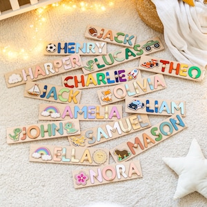 Pode incluir: Uma cole&ccedil;&atilde;o de quebra-cabe&ccedil;as de madeira com letras coloridas e v&aacute;rios &iacute;cones como uma bola de futebol, dinossauro, foguete, arco-&iacute;ris e animais. Cada placa exibe um nome &uacute;nico, incluindo Jack, Henry, Harper, Lucas, Theo, Charlie, Olivia, Amelia, Liam, John, Samuel, Mason, Ella e Nora.