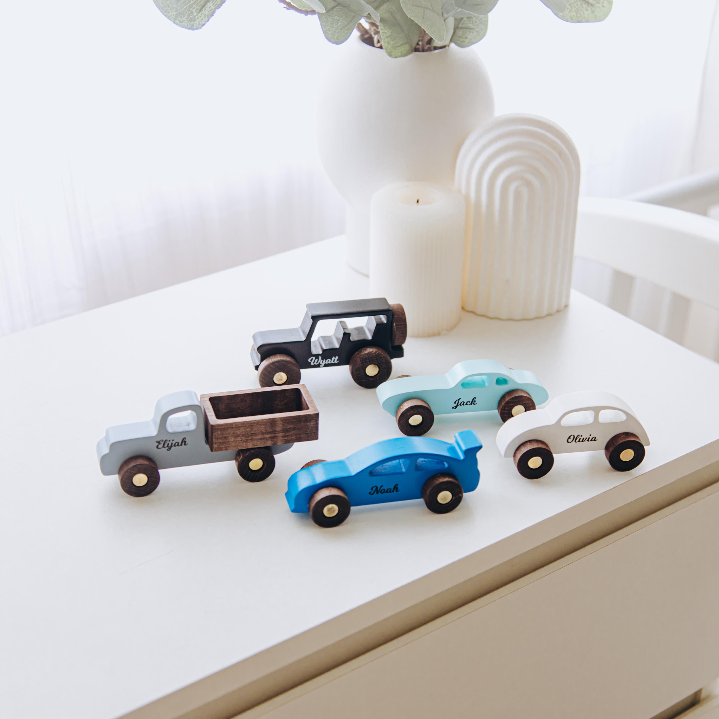 木製車 名前入りの木製おもちゃの車。子供向けの楽しいパズルカー。 - Etsy 日本
