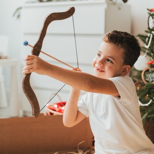 Ensemble arc et flèches Kit de tir à l'arc en bois Cadeau personnalisé pour garçon et fille Cadeau de Noël pour enfants Jeu de chasse en plein air Jouets Waldorf image 5