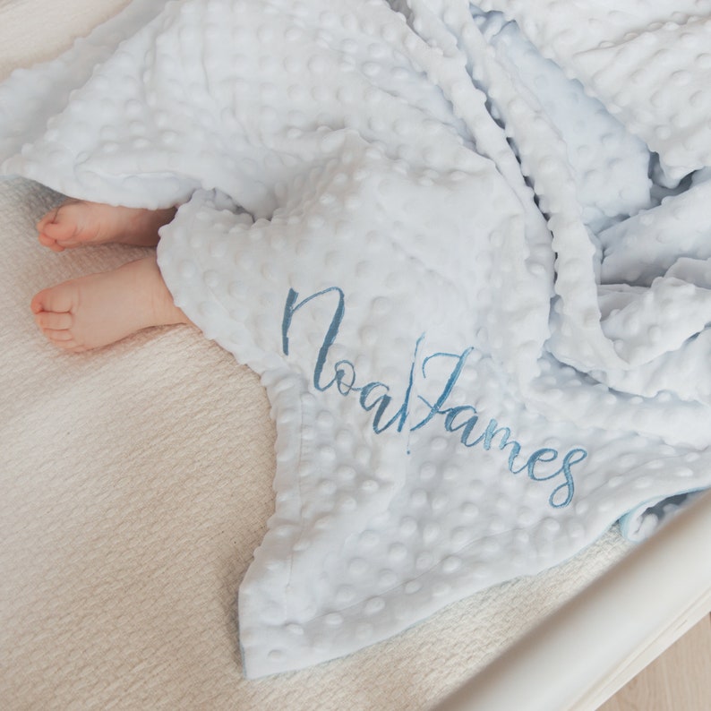 Manta para niña recién nacida, regalo de bautismo personalizado, manta minky personalizada con nombre, manta de bordado, mantas para envolver, regalo de baby shower imagen 9