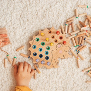 Hérisson en bois Jouets Montessori pour tout-petits Cadeau 3 ans Cadeau d'anniversaire unique pour garçon et fille Jouet à stimuler fait main Cadeau de Noël image 2