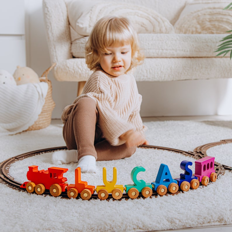 Bauen Sie Ihren eigenen Zug. Personalisierte Züge für Kinder. Holzspielzeug für Kleinkinder. Waggon Buchstabenzug mit Magneten. Motor und Caboose enthalten. Bild 2